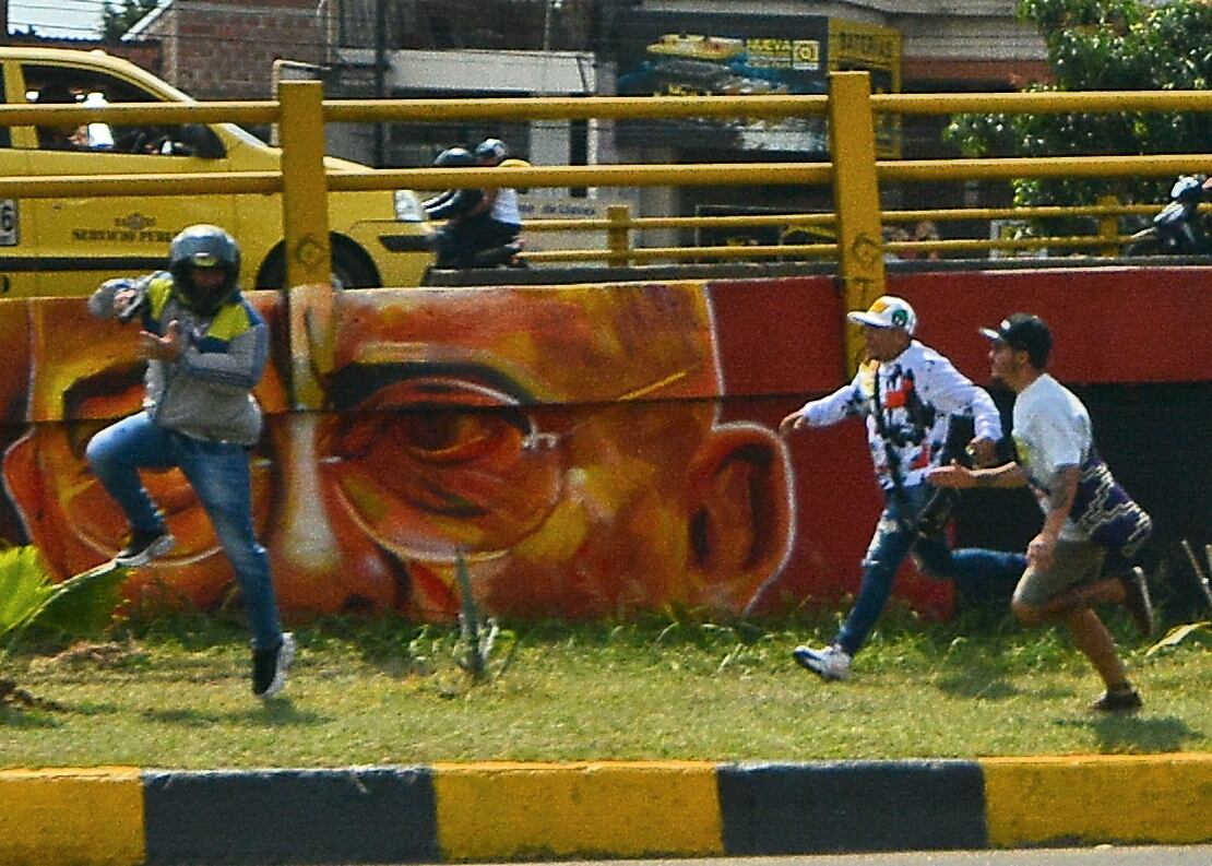 El mural "las cuchas tienen razón" pintado en el puente de la luna en Cali generó una pelea en la que un hombre que pintaba la consigna "fuera Petro" amenazó a dos de los autores del mural con una pistola. La policía intervino y detuvo al hombre armado.