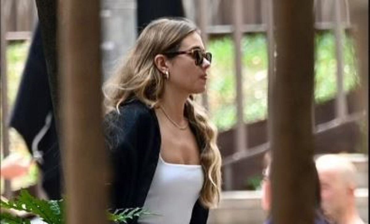 Clara Chía por las calles de Barcelona