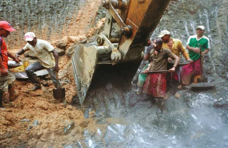 150 mineros rastrean oro cada día en una mina a cielo abierto en La Puercera. Lo hacen sin mayor protección y bajo el riesgo permanente de un accidente. La labor les deja entre 500 y 1.000 dólares al mes.