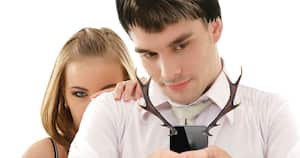 Internet ha hecho que la brecha entre los infieles hombres y mujeres se cierre. Los expertos dicen que la nueva tecnología ha despojado a estas aventuras de todo riesgo.