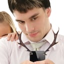 Internet ha hecho que la brecha entre los infieles hombres y mujeres se cierre. Los expertos dicen que la nueva tecnología ha despojado a estas aventuras de todo riesgo.