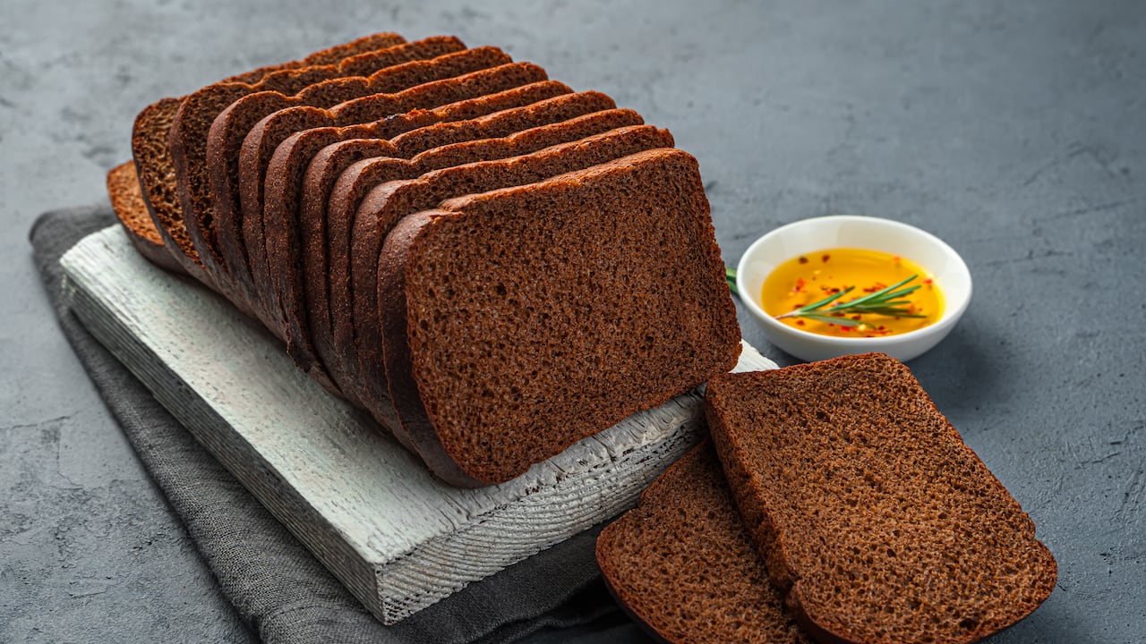 El pan de centeno con aceite de oliva puede ser un buen acompañamiento para el desayuno.