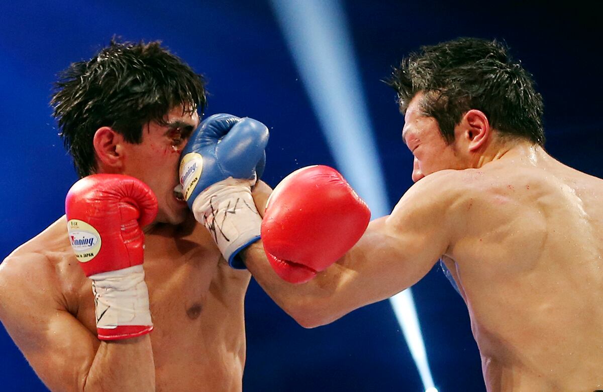 El japonés Akira Yaegashi, a la derecha, golpea a Pedro Guevara, de México, durante su lucha por una vacante del Consejo Mundial de Boxeo (CMB) en Tokio, Japón. (AP)