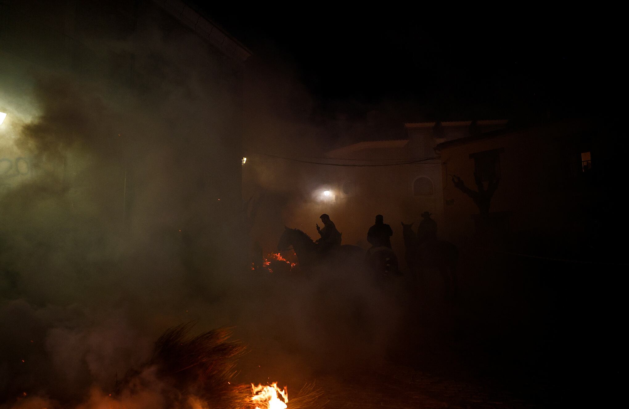 En imágenes : Un jinete atraviesa llamas durante la celebración anual de "Luminarias" en la víspera del día de San Antonio.
