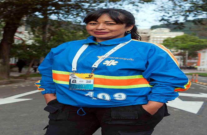 Nancy Segura. 40 años. Paradémica en Paramedic de Colombia.  Foto / Semana Danilo Cangucu, “Nosotros estamos acá para prestarle ayuda de salud a las personas que vienen al evento. Antier en el Simón Bolívar si tuvimos hartos casos de mareos y desmayos, acá es más tranquillo. Me gustó el mensaje en el que el Papa dijo que nada nos cambie la alegría y la esperanza por más problemas que tengamos. Cada vez que lo repite me gusta el mensaje”.