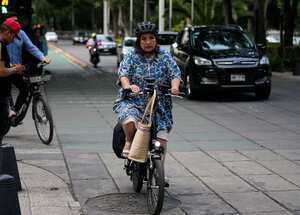 La senadora Xóchitl Gálvez, aspirante la oposición para las elecciones presidenciales, montando en bicicleta a su llegada al hotel para el anuncio de la oposición sobre sus aspirantes presidenciales en Ciudad de México, el miércoles 9 de agosto de 2023. Los principales partidos de oposición declararon el miércoles 30 de agosto de 2023 a Gálvez como su virtual candidata para las próximas elecciones presidenciales. (AP Foto/Fernando Llano)
