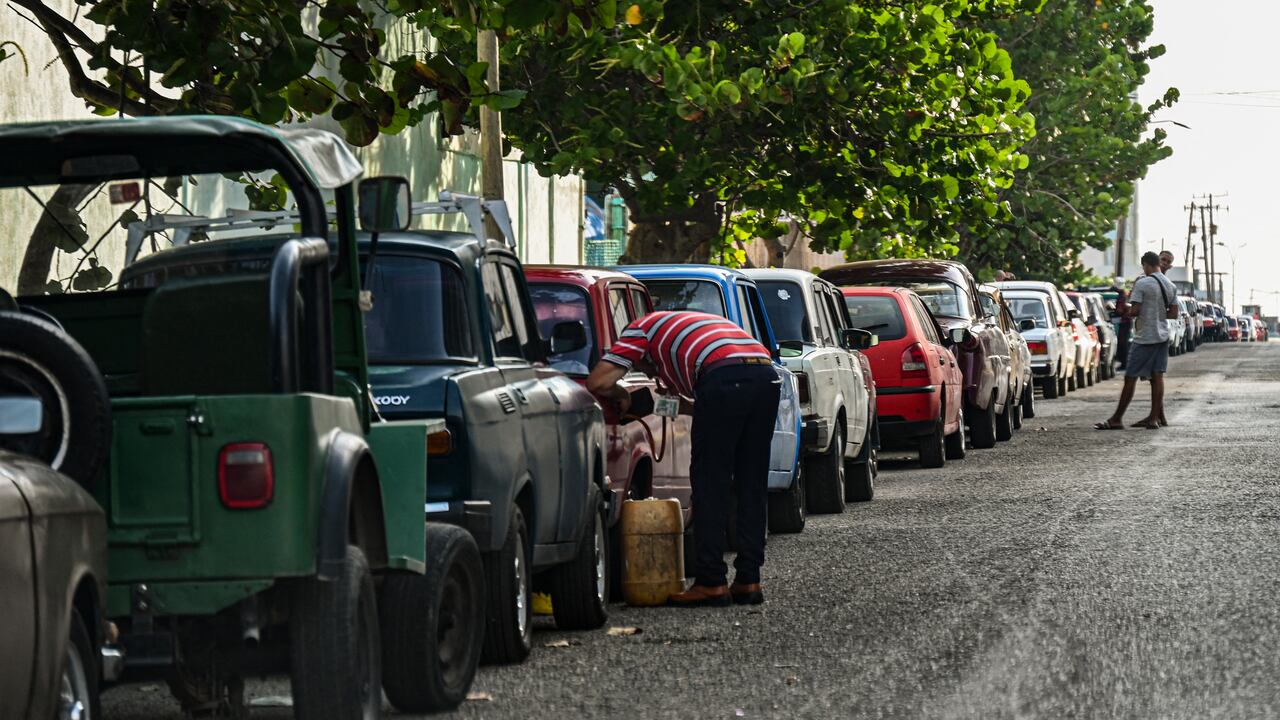 Conductores hacen cola para cargar combustible cerca de una gasolinera en La Habana el 24 de abril de 2023. - "¡Esto es un infierno!" exclama Lázaro Díaz, un mensajero cubano de 59 años que hace cola desde hace un día con la esperanza de conseguir gasolina, en la crisis de escasez de combustible más larga que los habaneros dicen haber vivido en años. (Foto de YAMIL LAGE / AFP)