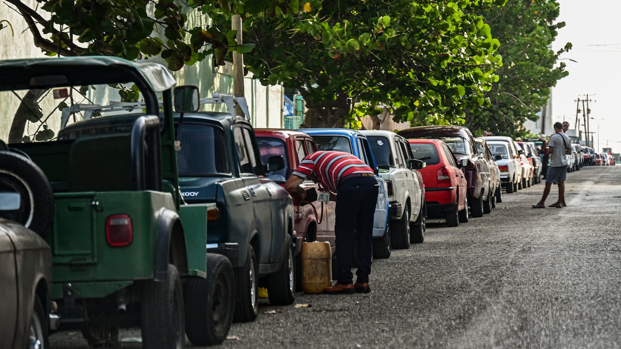 Conductores hacen cola para cargar combustible cerca de una gasolinera en La Habana el 24 de abril de 2023. - "¡Esto es un infierno!" exclama Lázaro Díaz, un mensajero cubano de 59 años que hace cola desde hace un día con la esperanza de conseguir gasolina, en la crisis de escasez de combustible más larga que los habaneros dicen haber vivido en años. (Foto de YAMIL LAGE / AFP)