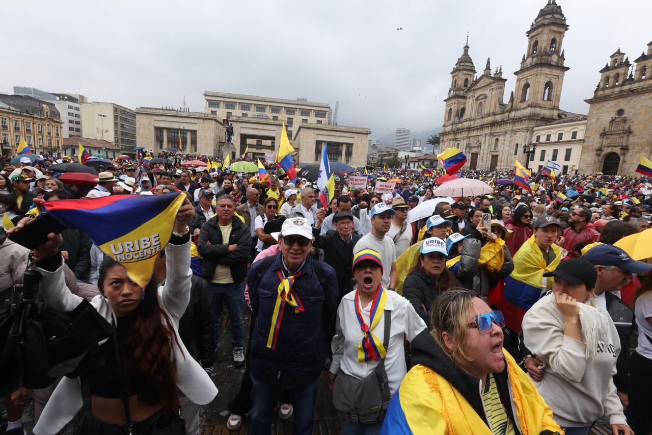 Marchas en apoyo al expresidente Álvaro Uribe en la plaza de Bolívar, Bogotá.