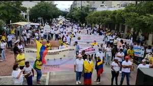 Cientos de personas salieron a marchar en contra de la refoma Tributaria de Gustavo Petro.