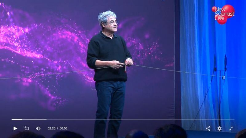 Rovelli en la presentación organizada por New Scientist. Aquí se puede ver la cuerda y el bolígrafo que marca el presente. A su izquierda, el pasado y a su derecha, el futuro.