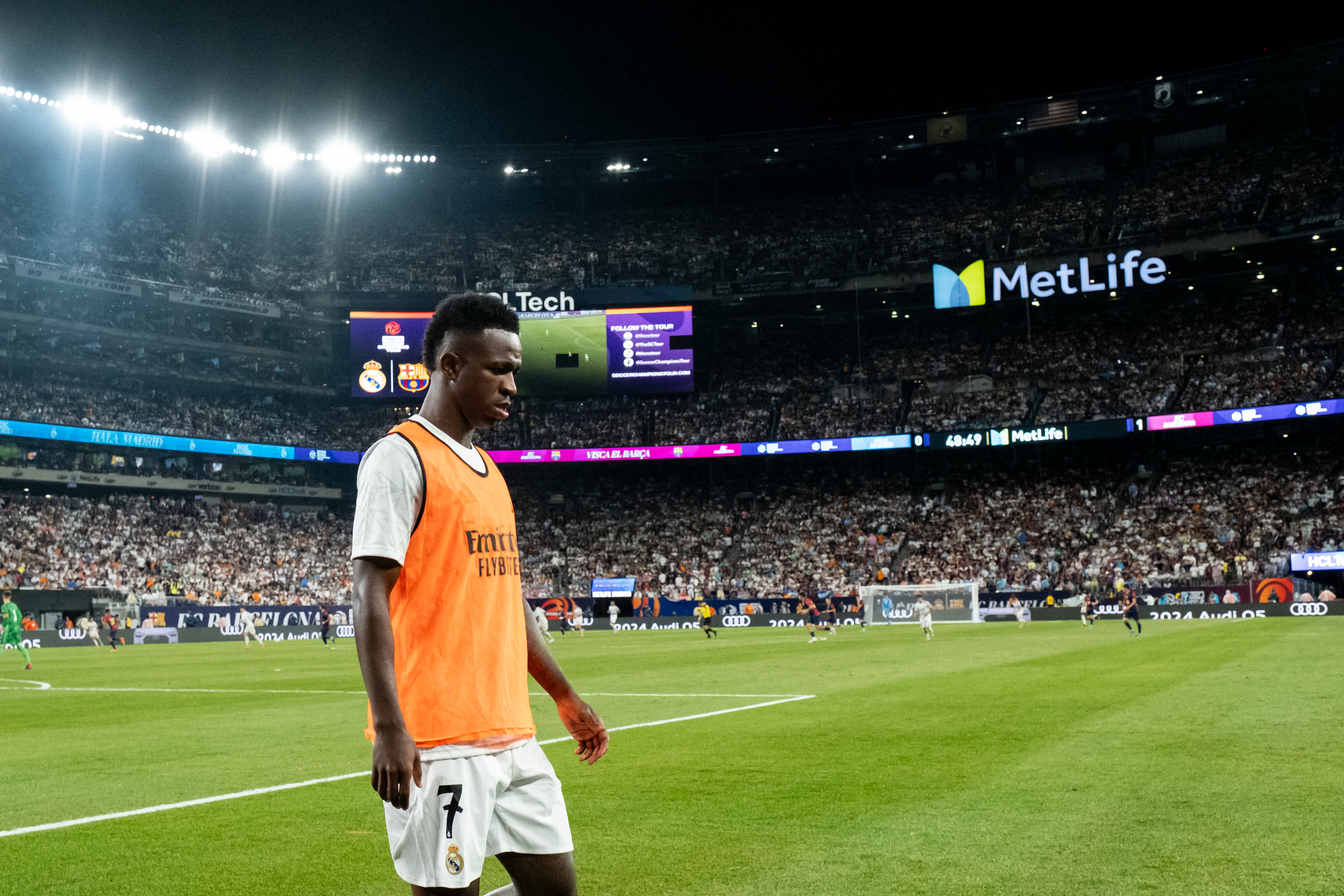 EAST RUTHERFORD, NEW JERSEY - AUGUST 3: Vin�cius Junior #7 of Real Madrid warms up in the second half of the pre-season friendly match against FC Barcelona at MetLife Stadium on August 3, 2024 in East Rutherford, New Jersey.   Ira L. Black/Getty Images/AFP (Photo by Ira L. Black / GETTY IMAGES NORTH AMERICA / Getty Images via AFP)