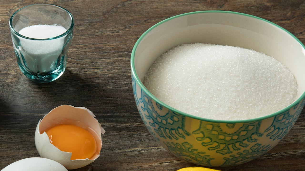 Sal versus azúcar, ¿qué sustancia es más tóxica para el organismo y cómo dejar de consumirla?