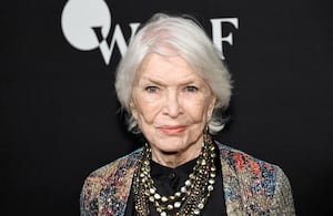 La actriz estadounidense Ellen Burstyn, conocida por sus papeles en "El exorcista" y "Alicia ya no vive aquí", recibirá un premio a su trayectoria en el Festival de Cine de Venecia de este año, según anunciaron los organizadores. Jamie McCarthy / GETTY IMAGES via AFP.