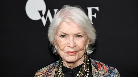 La actriz estadounidense Ellen Burstyn, conocida por sus papeles en "El exorcista" y "Alicia ya no vive aquí", recibirá un premio a su trayectoria en el Festival de Cine de Venecia de este año, según anunciaron los organizadores. Jamie McCarthy / GETTY IMAGES via AFP.