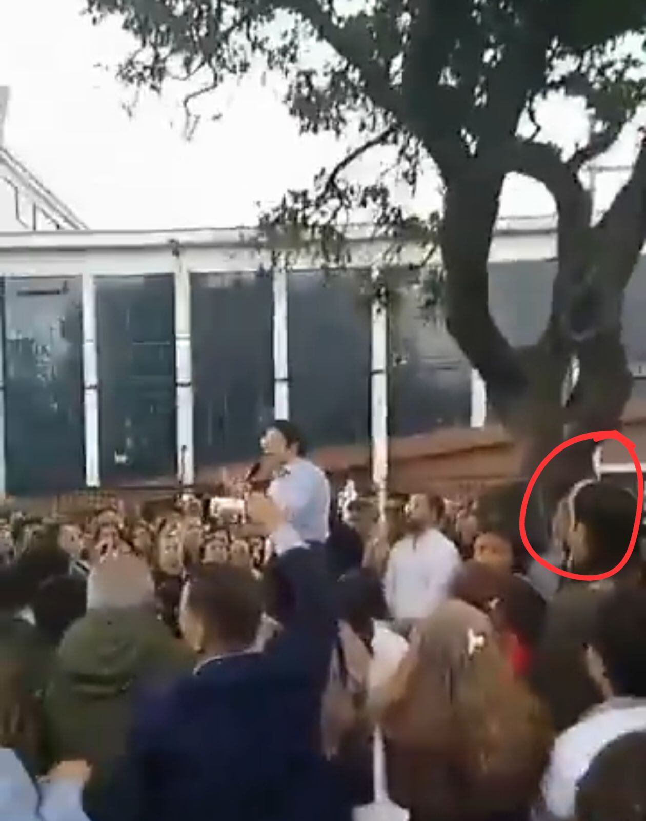 El menor de edad está bajo custodia de las autoridades competentes