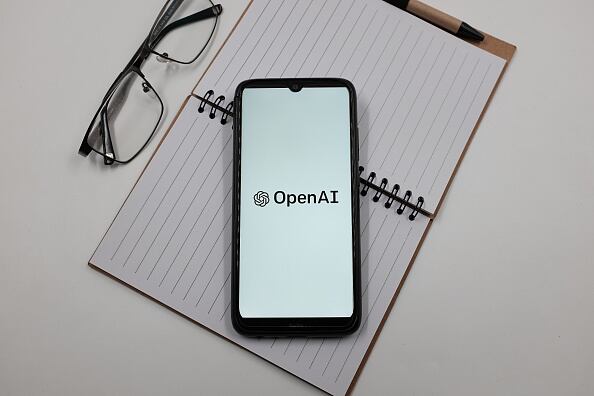 Según el informe, en el caso concreto de la IA, el 50%  de las empresas cree que creará empleo, mientras que el 25 % cree que lo reducirá.  (Photo illustration by Nikolas Kokovlis/NurPhoto via Getty Images)