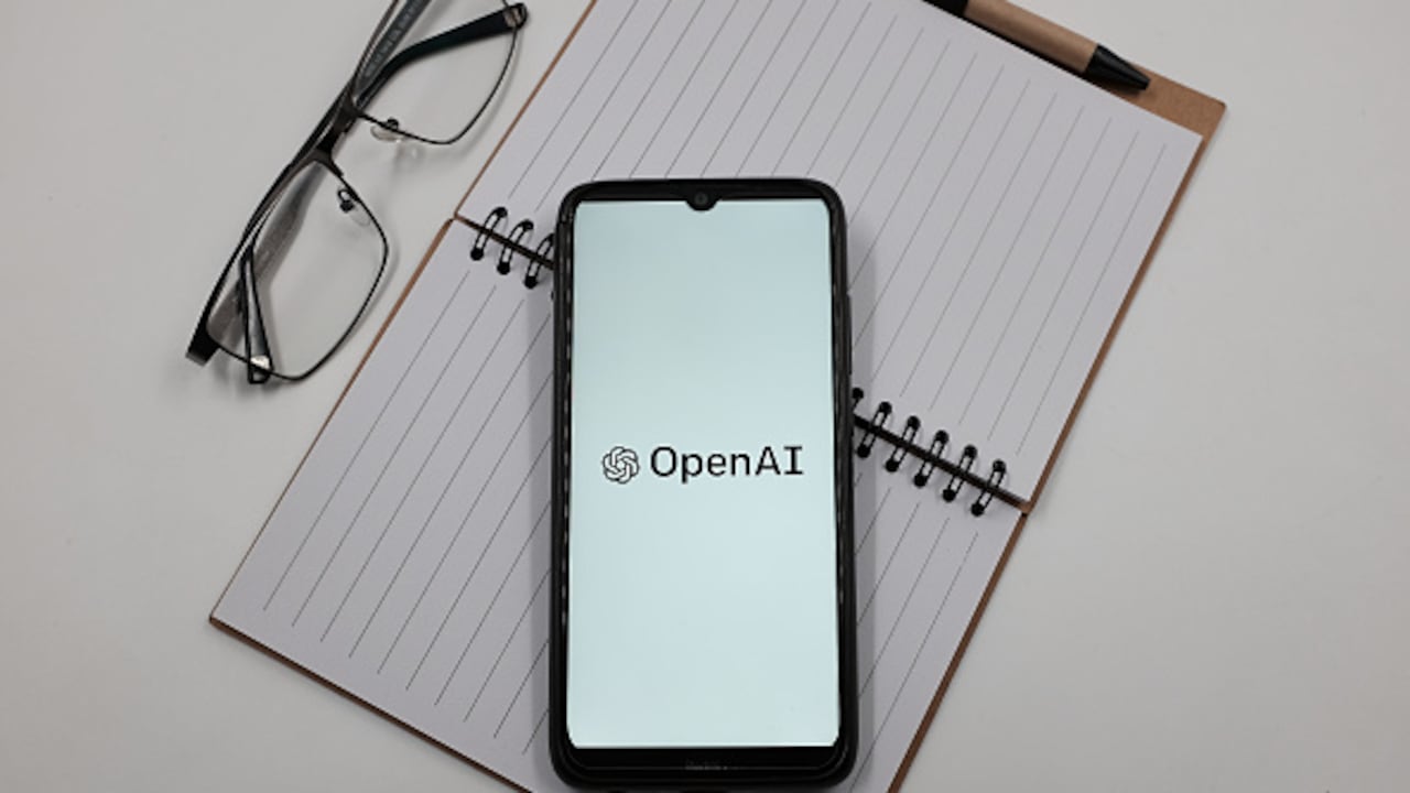 La inteligencia artificial generativa plantea desafíos para las organizaciones de noticias. Photo illustration by Nikolas Kokovlis/NurPhoto via Getty Images)