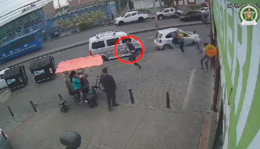 Una de los delincuentes intentó huir pero fue capturado cuadras más adelante