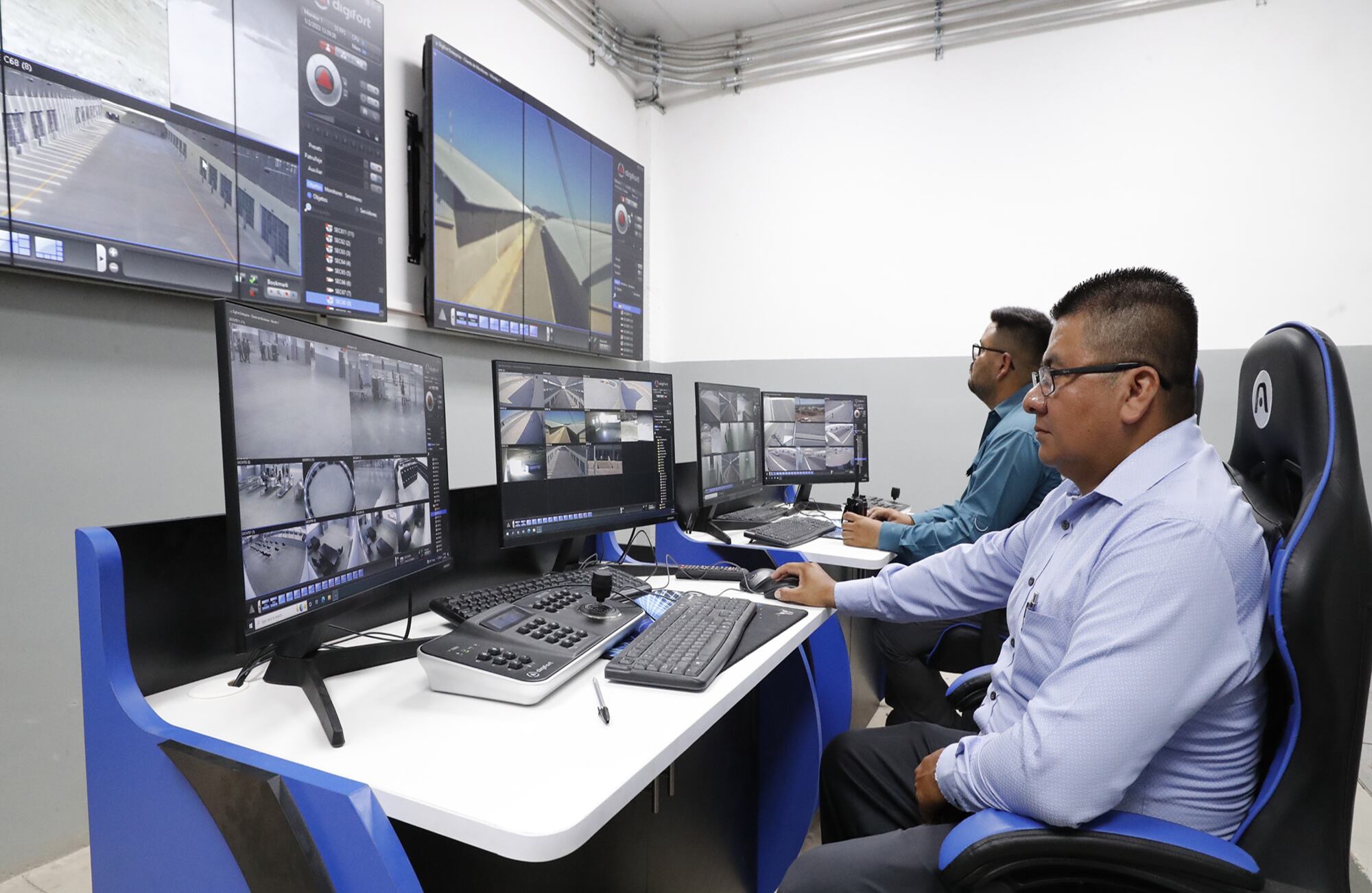 Centro de Confinamiento del Terrorismo" (CECOT)