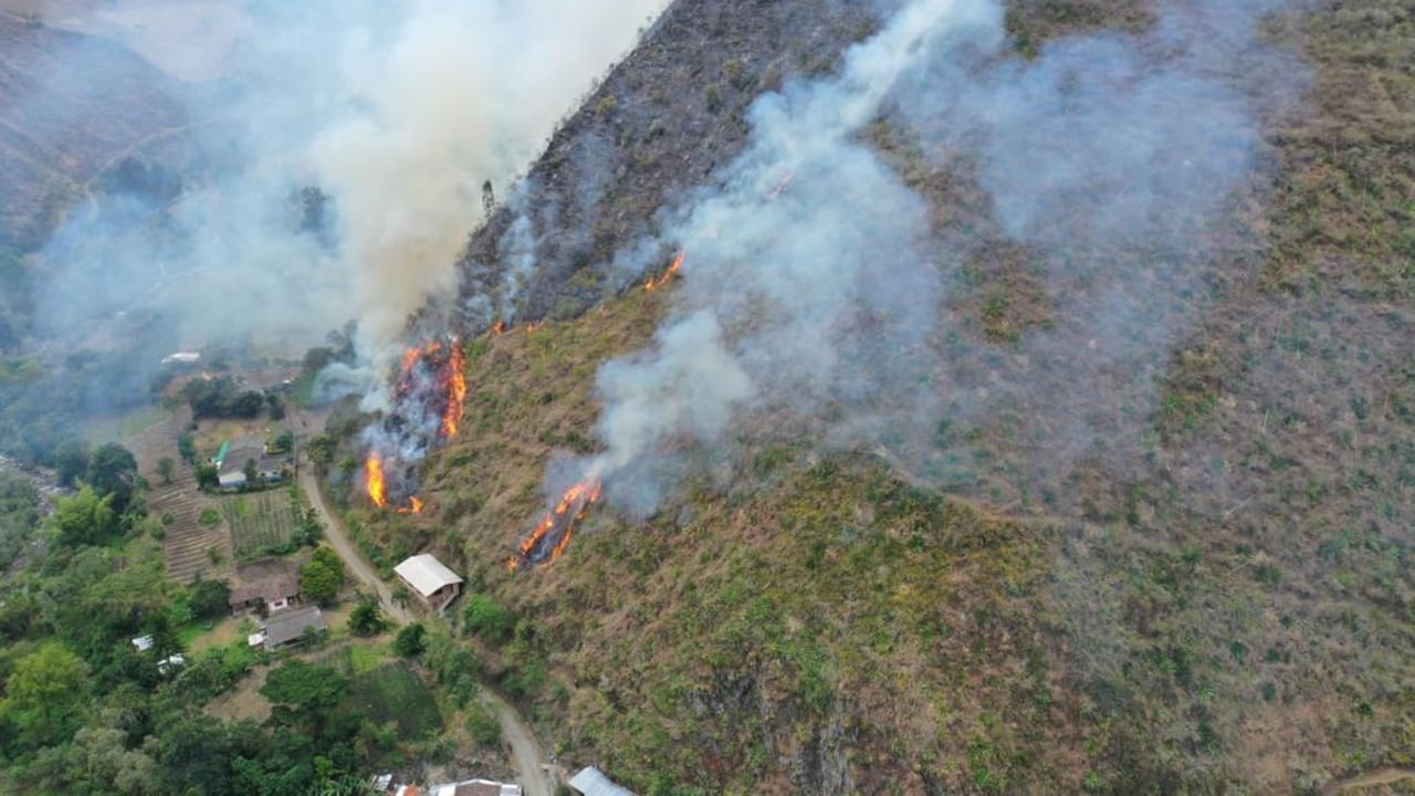 Incendio en la zona rural alta de Palmira