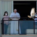 El papa rezó el Angelus desde el hospital donde permanece durante su recuperación.