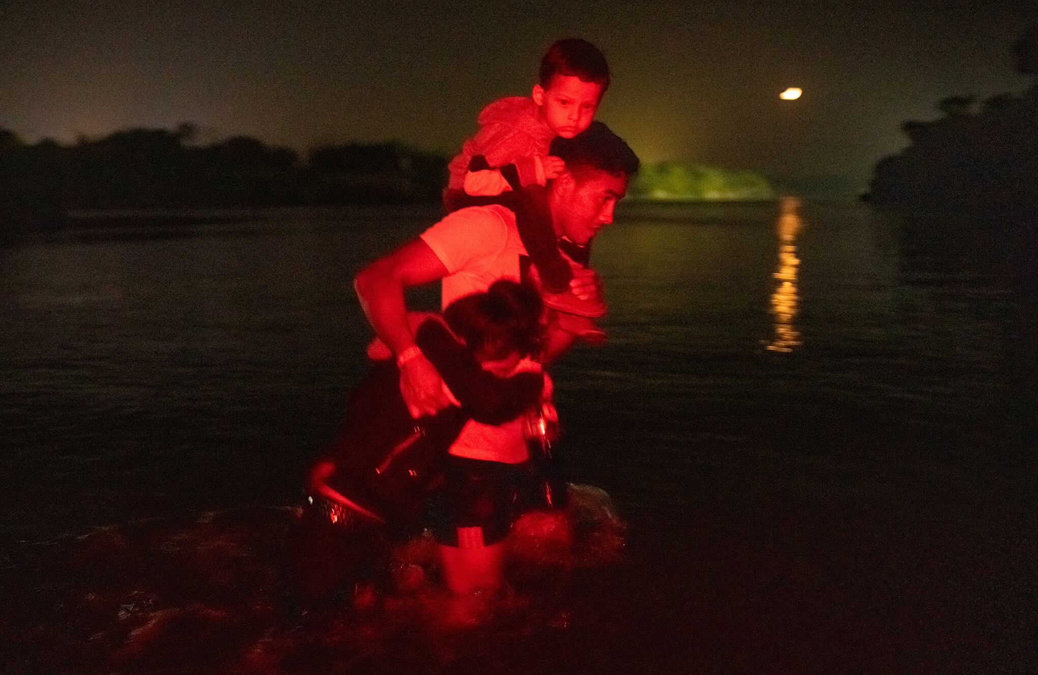 Migrantes cruzan Río Grande hacia EE.UU.