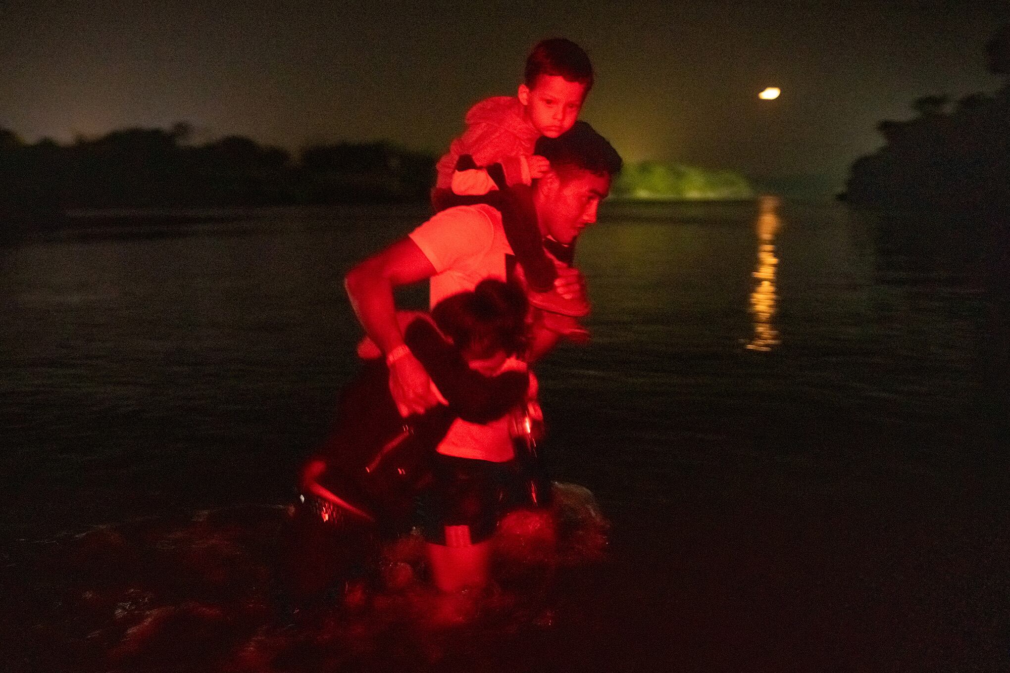 Migrantes cruzan Río Grande hacia EE.UU.