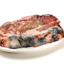 La carne dañada tiene olor a rancio.