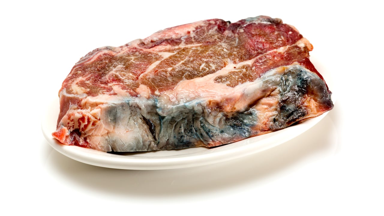La carne dañada tiene olor a rancio.