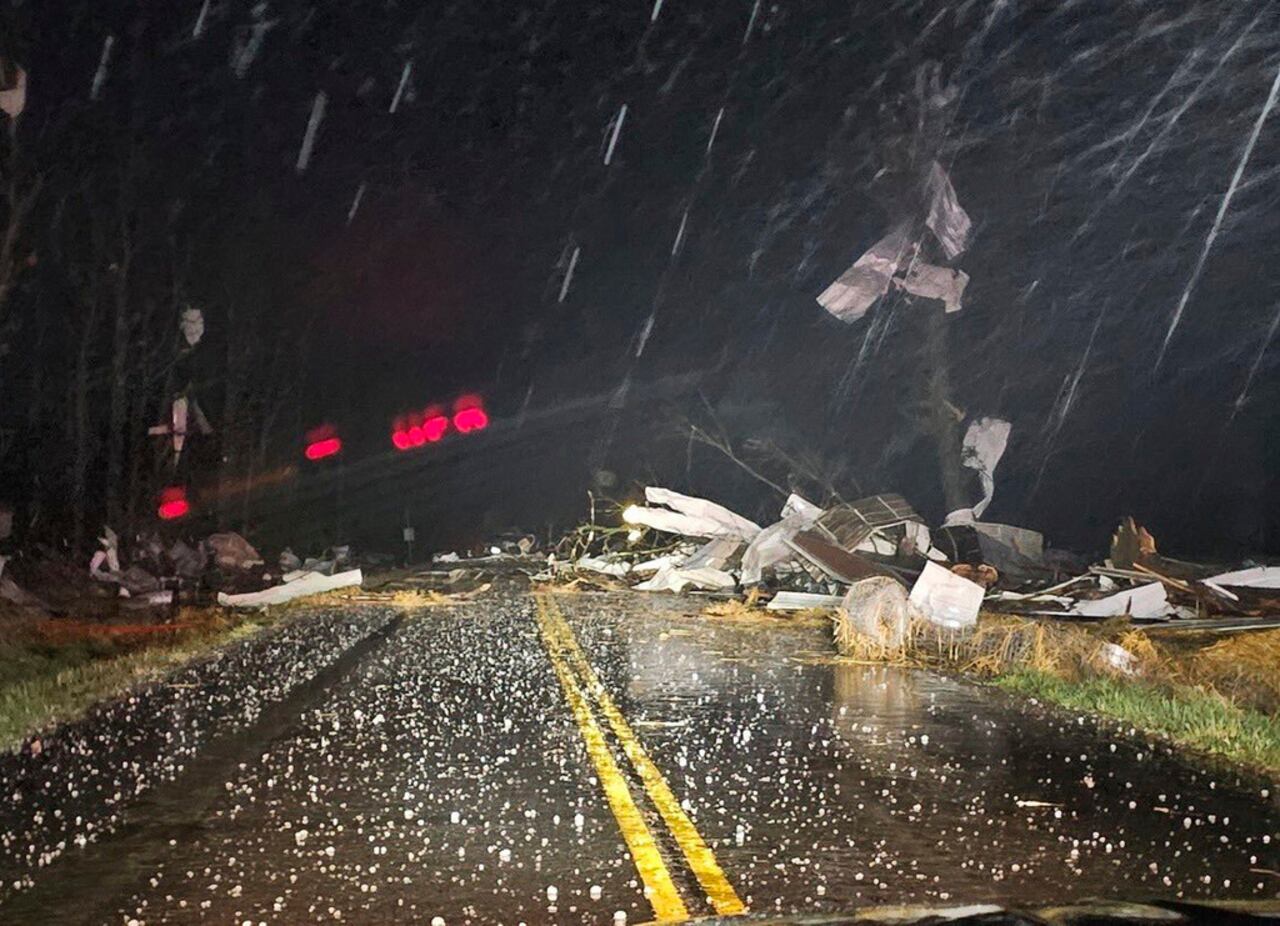 Escombros cubren la carretera durante una fuerte tormenta que azotó la zona norte de Seymour, Missouri, en el condado de Webster, la noche del viernes 14 de marzo de 2025. (Austin James/Patrulla Estatal de Carreteras de Missouri vía AP)