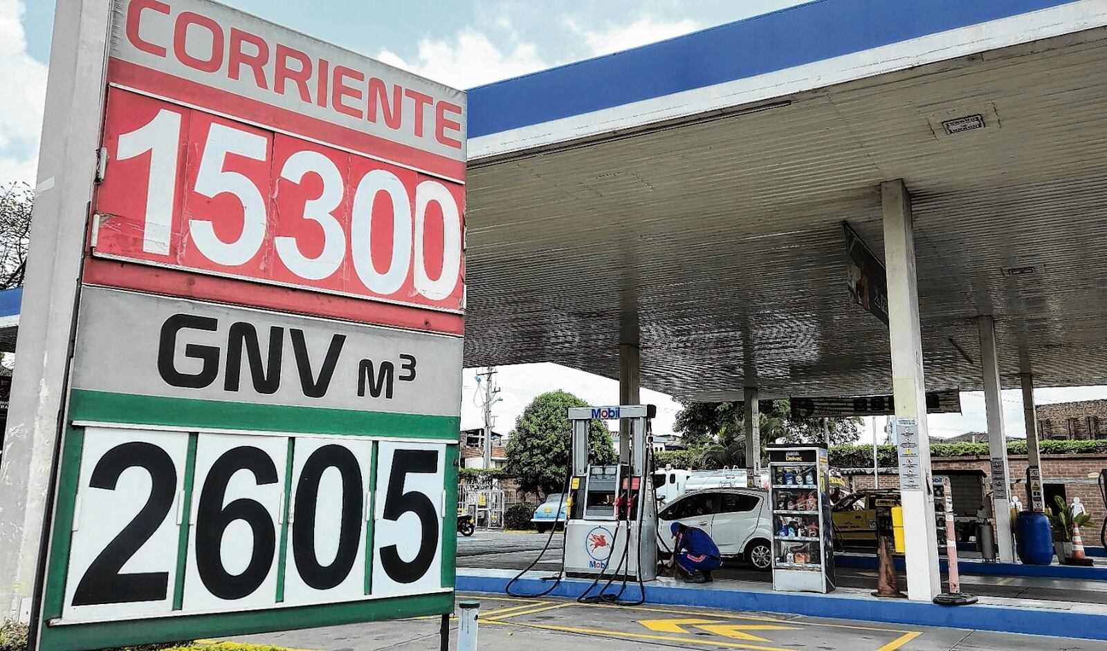 Preocupa a los colombianos cómo se hará el ajuste del precio de la gasolina este año, teniendo en cuenta que el Gobierno dijo que se hará acorde a los precios internacionales. Foto Raúl Palacios, El País