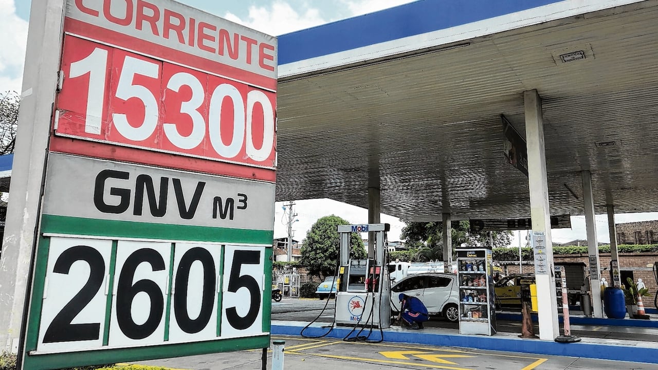 Preocupa a los colombianos cómo se hará el ajuste del precio de la gasolina este año, teniendo en cuenta que el Gobierno dijo que se hará acorde a los precios internacionales. Foto Raúl Palacios, El País