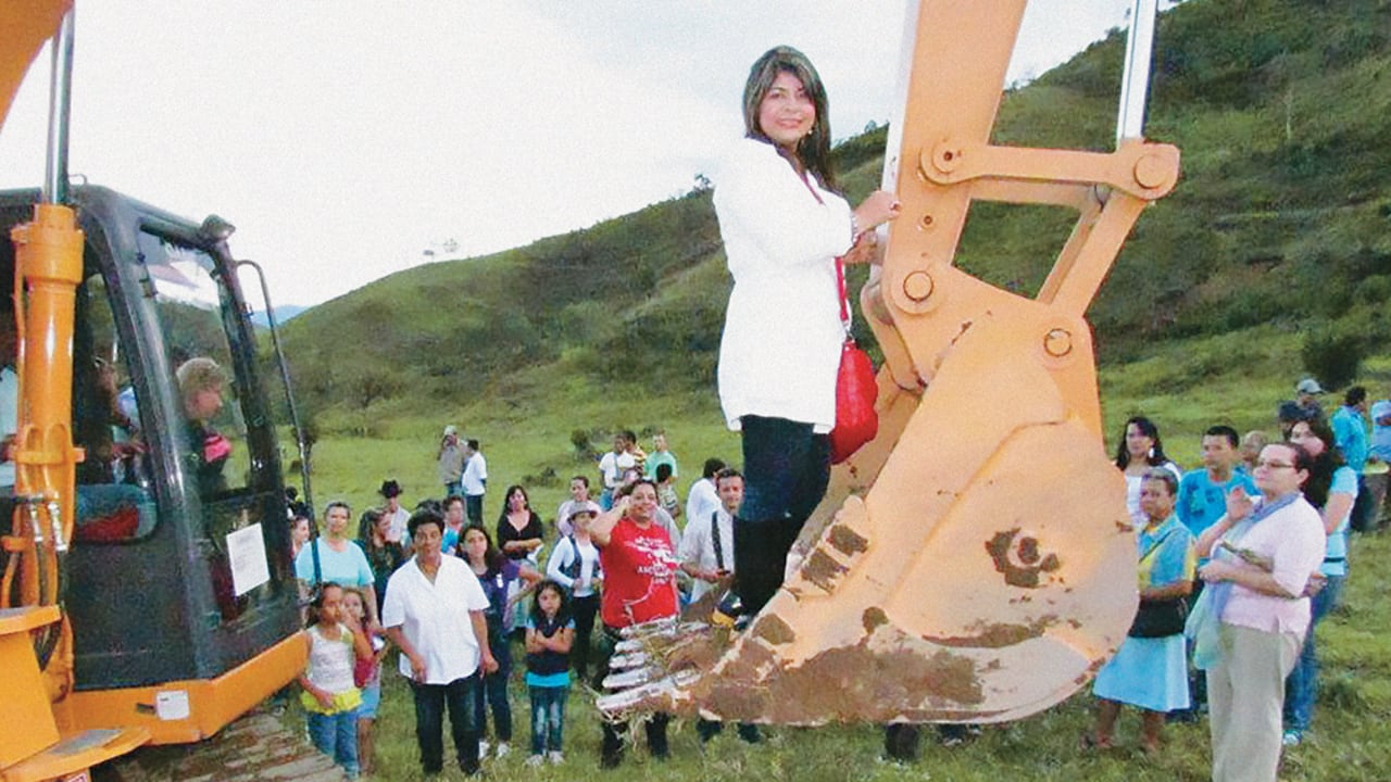 Cano construyó un poder político prometiendo y haciendo casas para los más pobres. Mientras que ella las promueve en varios municipios, su yerno y su exesposo las gestionan y construyen. Sin embargo, hay serias dudas sobre el funcionamiento de este entramado político y de negocios.