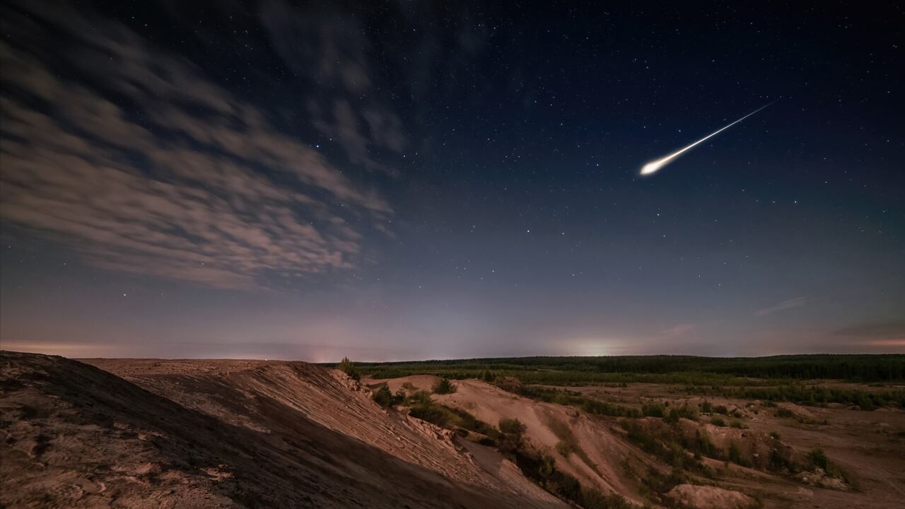 Ilustración que representa el paso de un cometa por el cielo.