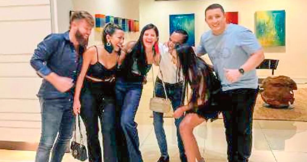  De izquierda a derecha: Leonardo Boon, Luz Amparo Muñoz y David Cerón, junto a otros amigos.