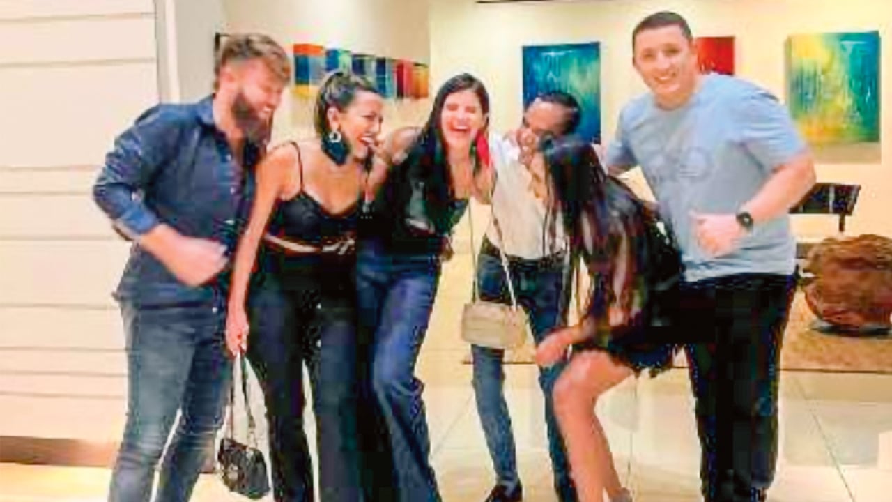 De izquierda a derecha: Leonardo Boon, Luz Amparo Muñoz y David Cerón, junto a otros amigos.