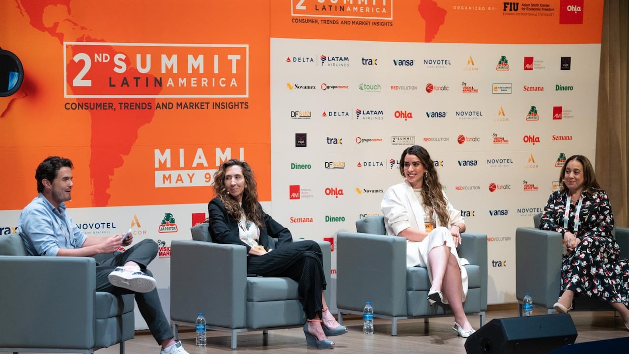 La influencer Mai Manotas participó en el foro y se refirió a las tendencias y las redes sociales