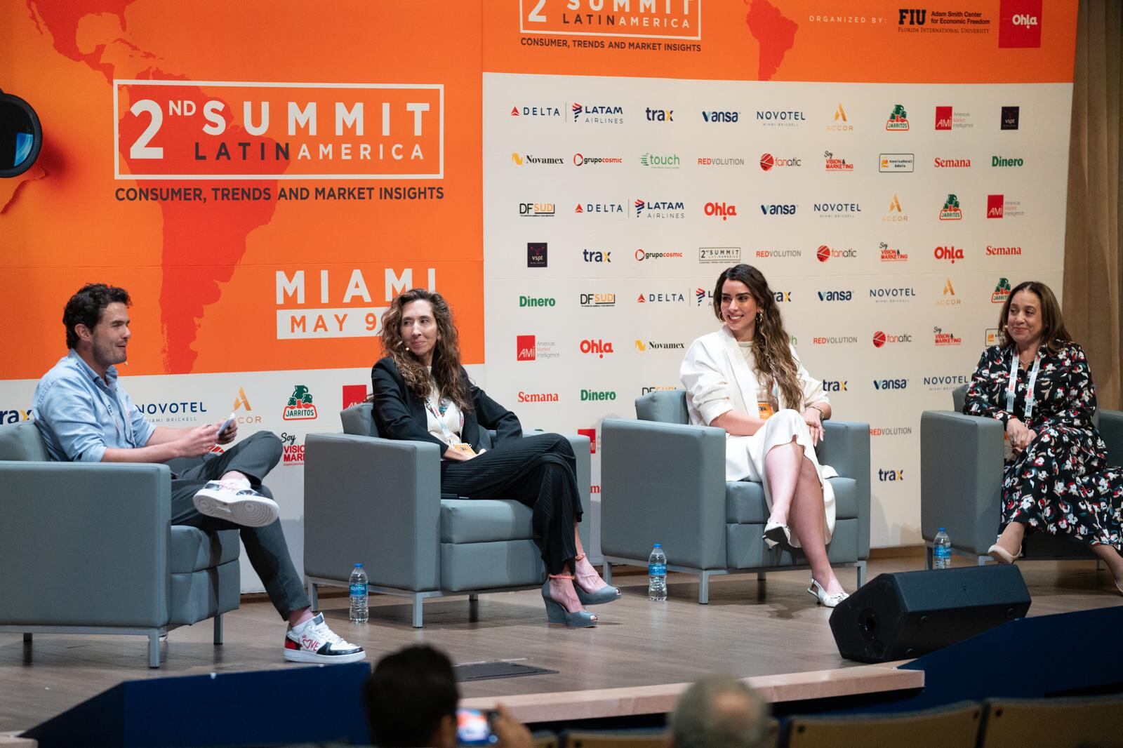 La influencer Mai Manotas participó en el foro y se refirió a las tendencias y las redes sociales