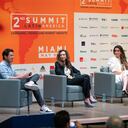 La influencer Mai Manotas participó en el foro y se refirió a las tendencias y las redes sociales