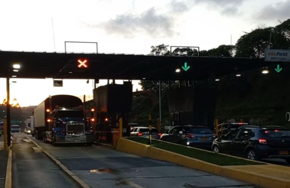 Tras una negociación entre delgados del Invías y las comunidades del sector
Santuario – Caño Alegre (Antioquia), se logró  debloquear los peajes de Santuario y Puerto Triunfo.