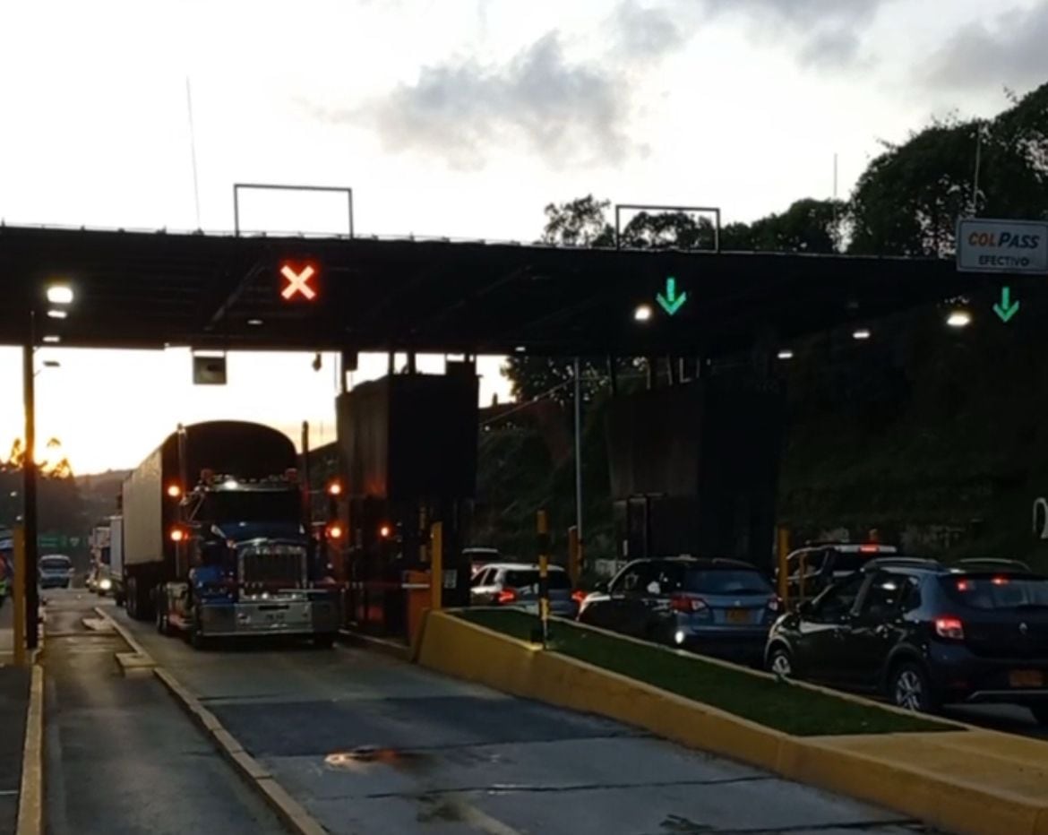 Tras una negociación entre delgados del Invías y las comunidades del sector
Santuario – Caño Alegre (Antioquia), se logró  debloquear los peajes de Santuario y Puerto Triunfo.