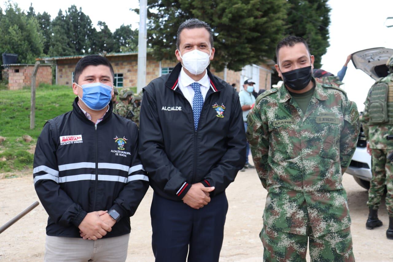 El alcalde de Soacha, Juan Carlos Saldarriaga, entregó más de 300 millones de pesos en dotación al Ejército Nacional para garantizar la seguridad en la zona rural.