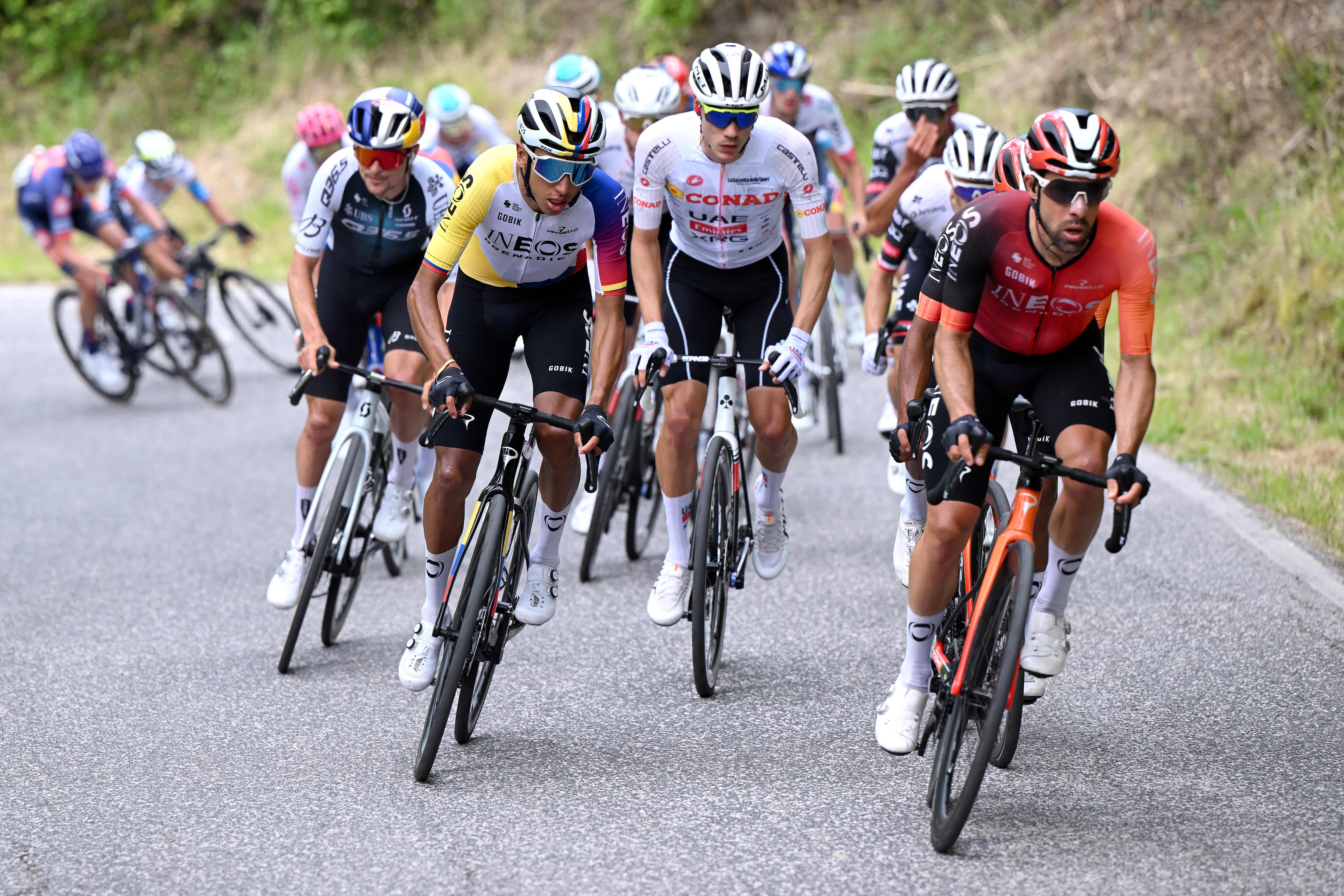 Egan Bernal se zafó de los favoritos y subió de buena manera en la etapa 11 del Giro de Italia
