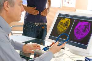 Si sufre de inflamación en el intestino, lo más recomendable es consultar con especialistas. (Photo By BSIP/UIG Via Getty Images)