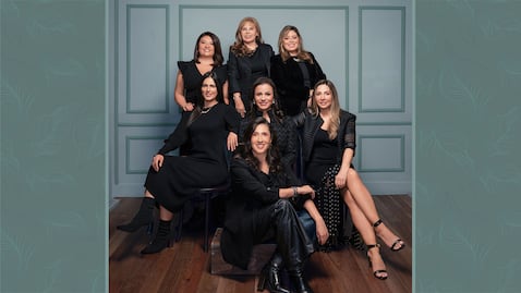 De izquierda a derecha, de pie: Verónica Espinosa, gerente general de Laboratorios Siegfried Colombia; Luz Stella Espitia, gerente general de DXC Technology Colombia, y Shenny González, presidenta de Asobolsa. Sentadas: Rosine Dallos, directora general de Topara; Luz Stella Murgas, presidenta de Naturgas; Martha Lucía Maldonado, Managing Director de Wobi Colombia, y Carolina Escobar, CEO Fiduciaria Central. EN PORTADA fotografía de portada: Karen Salamanca @2kg.co directora editorial: Paola Villamarín González directora de servicios: Carolina Galeano periodistas: Edna Juliana Rojas, Yenny Rodríguez Barajas, Ana Mena Lobo e Isabel Zapata Palacio fotografías grupales: Alejandro Acosta productora de fotografía: Doralys Cortés Quintero La fotografía de portada se tomó en Casa República. Av. Calle 85 No. 7 - 74 @adrianocasarepublica @tapeocasarepublica El mobiliario para todas las fotografías grupales internas fue proporcionado por muebles Ashley @ashleycolombia.oficial