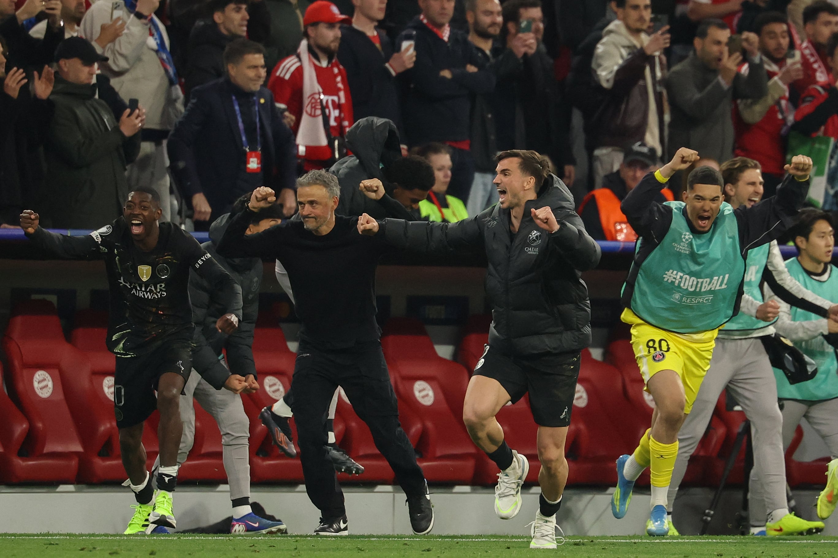 El entrenador español del Paris Saint-Germain, Luis Enrique, y sus jugadores, incluido el delantero francés número 10 del Paris Saint-Germain, Ousmane Dembélé (izquierda), celebran tras el partido de vuelta de las semifinales de la Liga de Campeones de la UEFA entre el FC Bayern de Múnich y el Paris Saint-Germain (PSG) en Múnich, al sur de Alemania, el 6 de mayo de 2026. (Foto de Odd Andersen / AFP)