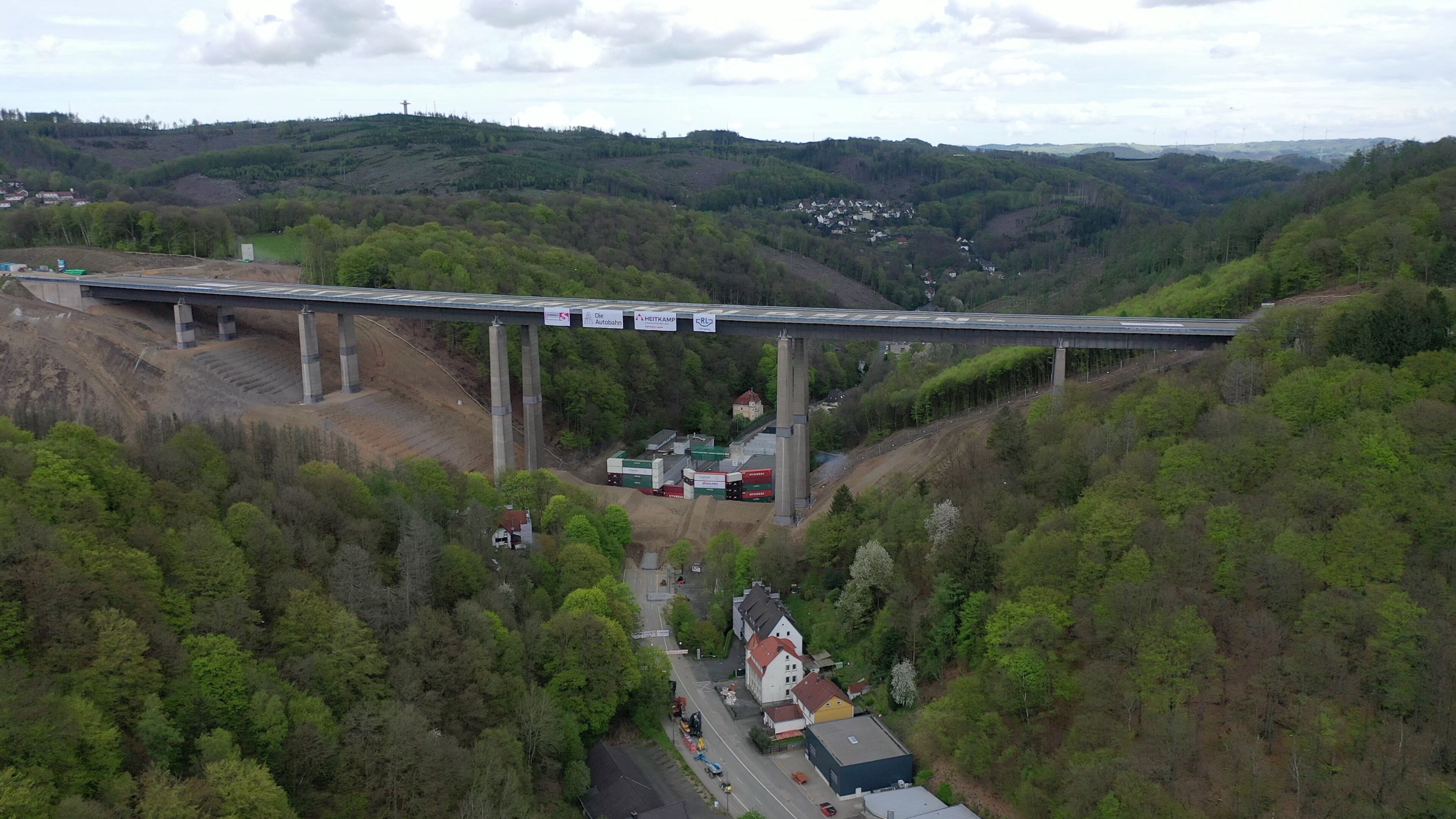 Una captura de video tomada el 7 de mayo de 2023 muestra una vista aérea de la voladura del puente de la autopista Rahmede, en la autopista A45, cerca de Luedenscheid, en el oeste de Alemania. Durante una inspección de rutina del viaducto Rahmede de 453 metros de largo en diciembre de 2021, los inspectores descubrieron deformaciones en la pared de acero que podrían afectar la capacidad de carga del puente. Según la compañía de autopistas, una nueva construcción tardará al menos cinco años. (Foto de INA FASSBENDER / AFP)