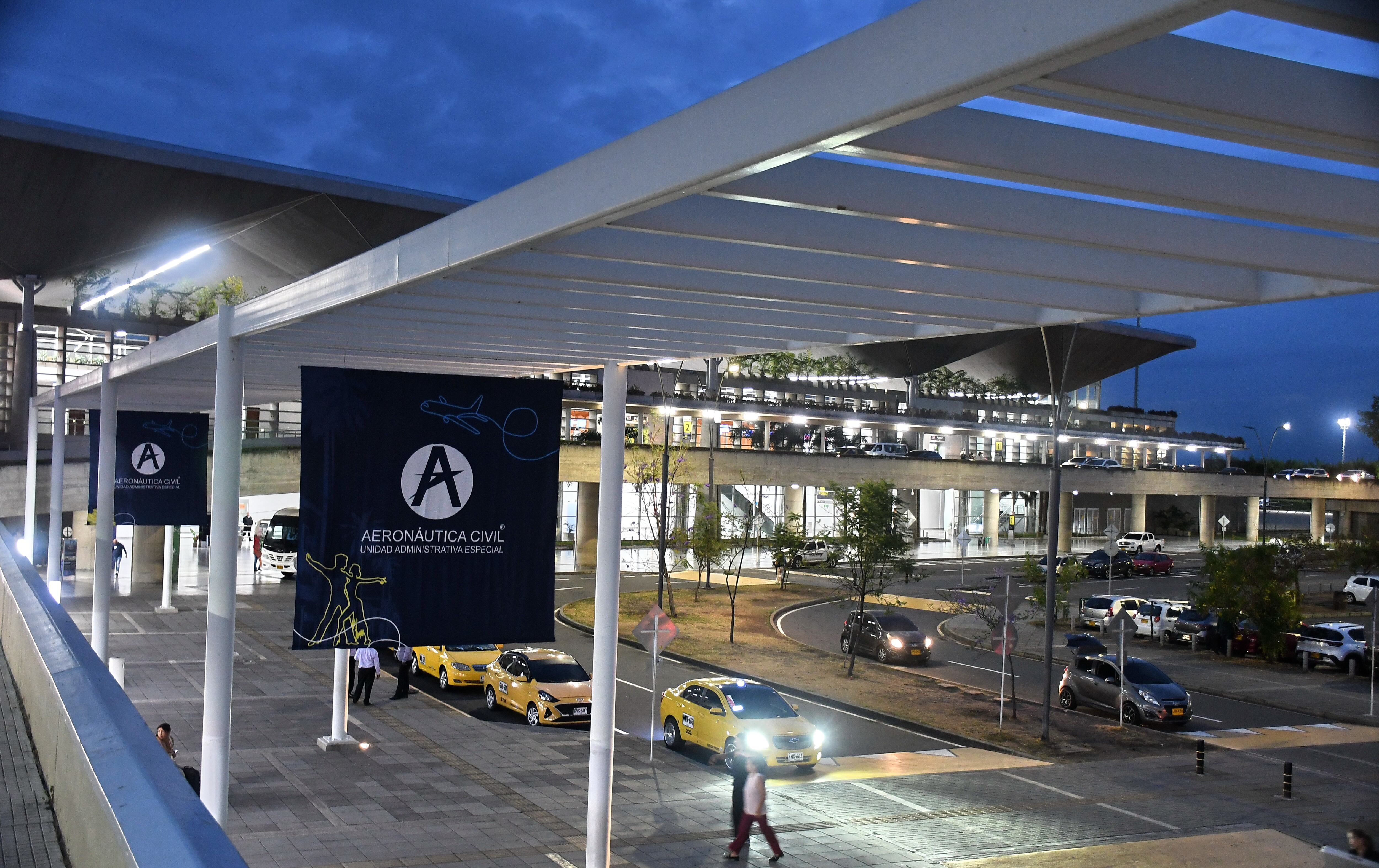 Cali:  El Aeropuerto Alfonso Bonilla Aragón cambia de operador a partir de la fecha será administrado por la  Aeronáutica Civil, quien asumirá directamente la operación de la terminal aérea más importante del suroccidente colombiano.