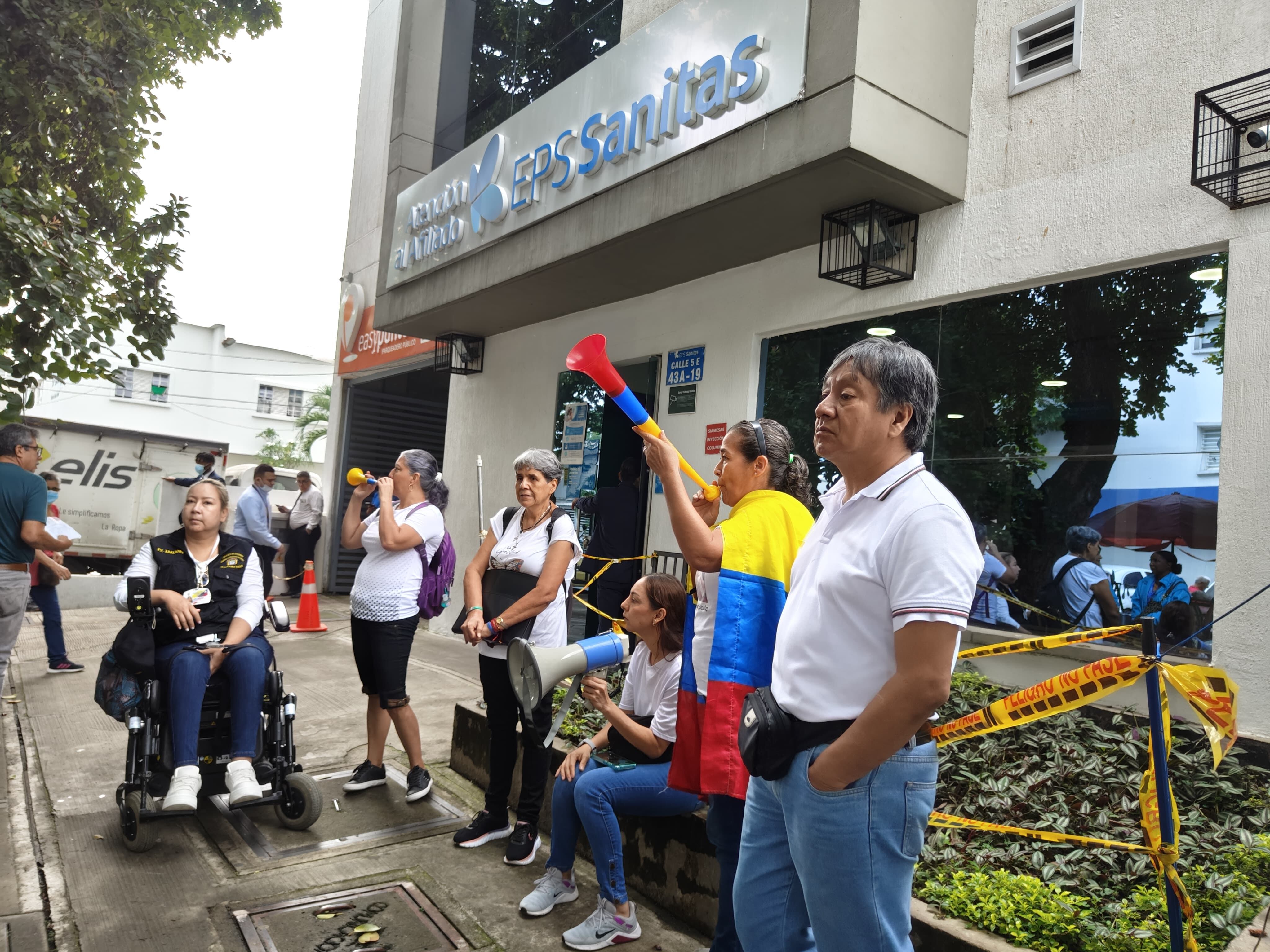 Pacientes de Sanitas protestan en sede de Tequendama por falta de medicamentos y atención
